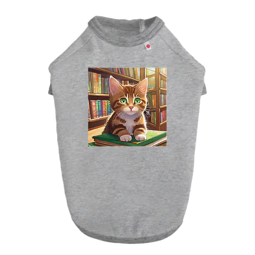 茶猫と図書室 Dog T-shirt