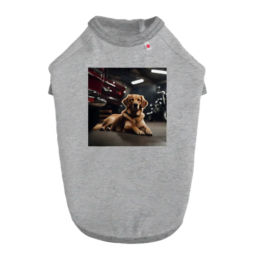 ガレージにいる犬 Dog T-shirt