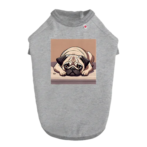 伏せして見つめるパグ Dog T-shirt