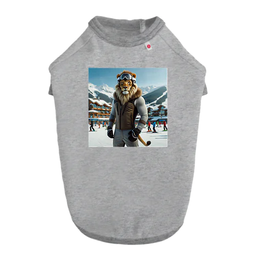 スキー場にいるライオン Dog T-shirt