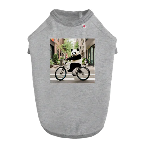 街の中を自転車で走るパンダ Dog T-shirt