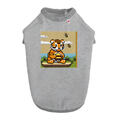  蜂蜜を集めているトラ ドッグTシャツ