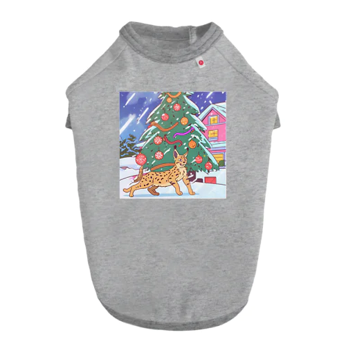 クリスマスツリーの前で楽しむオオヤマネコ Dog T-shirt