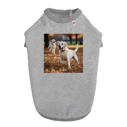 公園で他の犬と遊んでいるラブラドール・レトリーバー 白 犬 ワンちゃん 可愛い ペット 癒やし Dog T-shirt