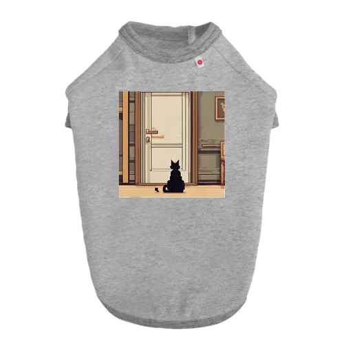 ドアの前で待っている猫 Dog T-shirt