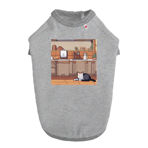 カウンターの上で眠っている猫 Dog T-shirt