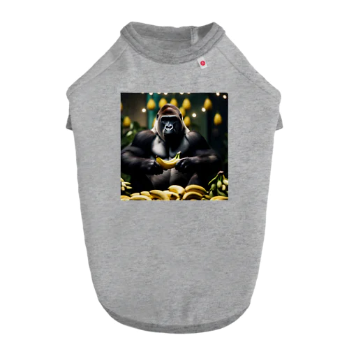 バナナの芸術的な盛り付けをするゴリラ Dog T-shirt