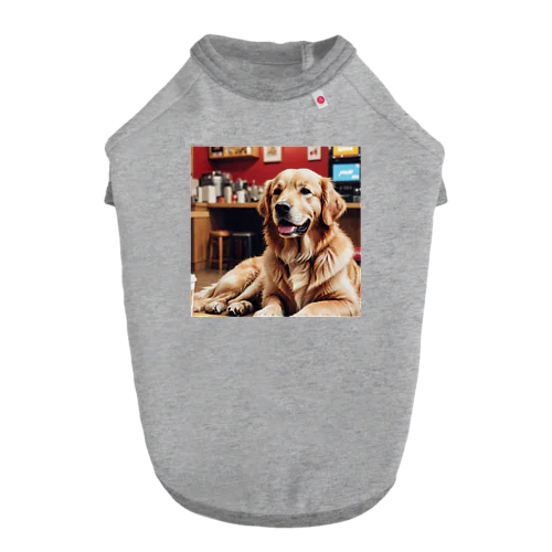 カフェでリラックスしているゴールデンレトリバー Dog T-shirt