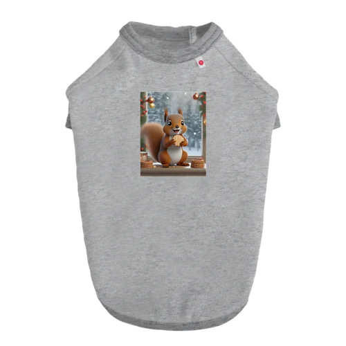 窓辺でクッキーを食べるリス Dog T-shirt