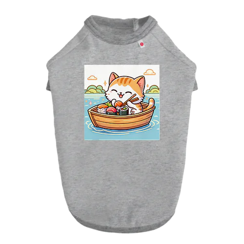 子猫が船で美味しいお魚食べたよ ドッグTシャツ