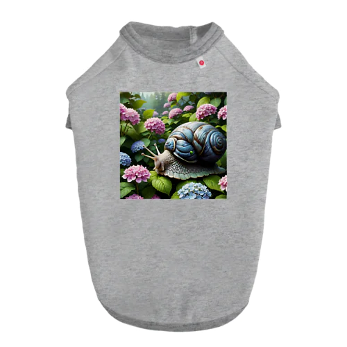 アジサイの花の下を移動するカタツムリ Dog T-shirt