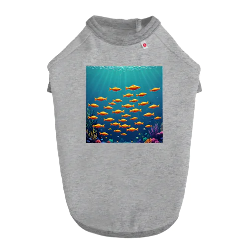 海中を泳ぐ魚のひれ ドッグTシャツ