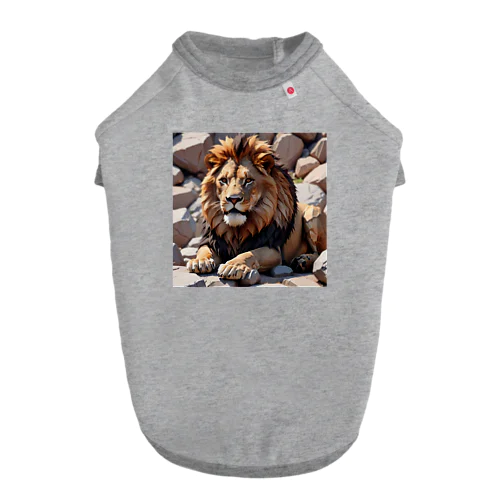 岩場に座るライオンの様子。 Dog T-shirt