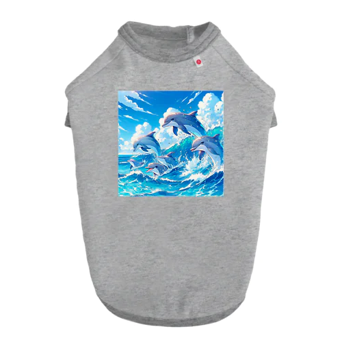 海で遊ぶイルカたちの楽しい風景 Dog T-shirt