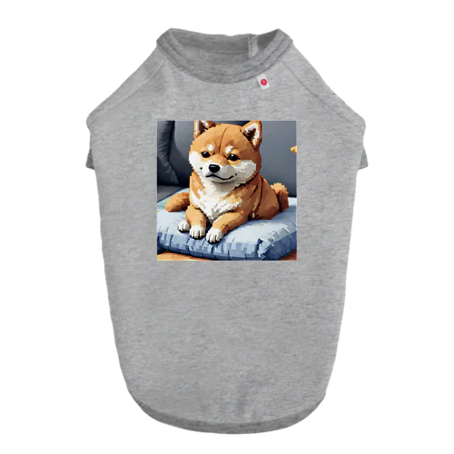 クッションの上でくつろぐ柴犬 Dog T-shirt
