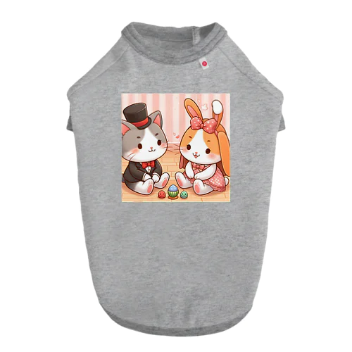 ネコとウサギの戯れ Dog T-shirt