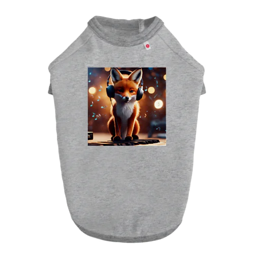 Fox listening to music ドッグTシャツ