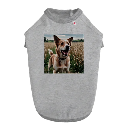 畑で微笑む犬 dog smailing in the ground ドッグTシャツ