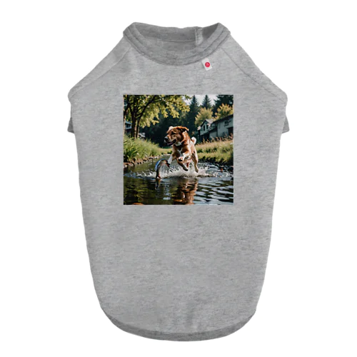 水辺を走る犬 dog runnning on the water ドッグTシャツ