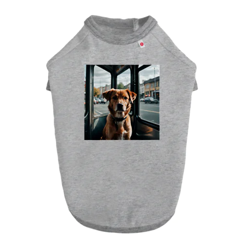 バスの中で座る犬 dog sitting on the bus ドッグTシャツ