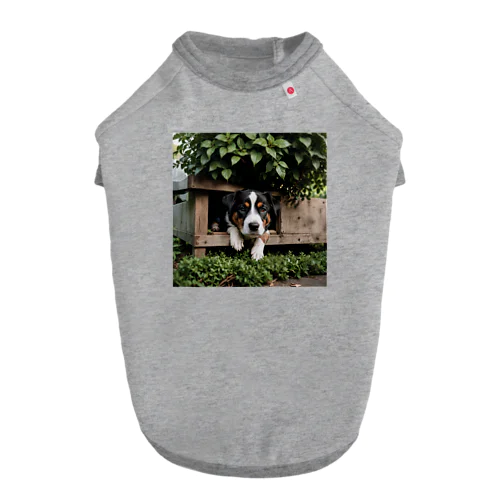 箱の中から覗く犬 dog looking in the box Dog T-shirt