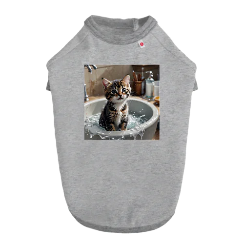 洗面器で遊んでいる子猫 ドッグTシャツ