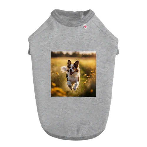 お花畑を駆ける犬 Dog T-shirt