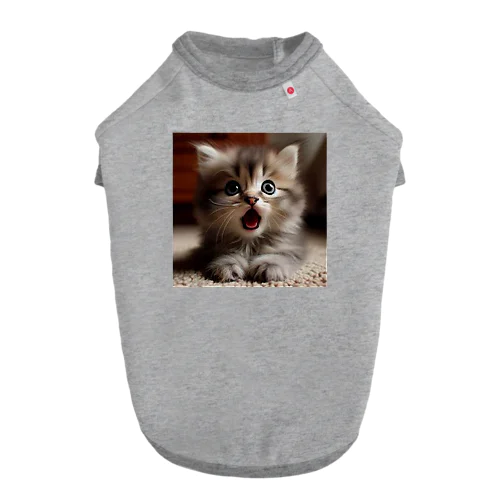 ビックリした子猫 Dog T-shirt