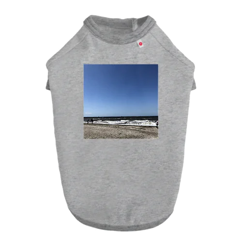 ビーチクリーンしてる海岸 ドッグTシャツ