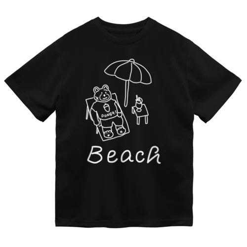 ビーチで休むクマ Dry T-Shirt