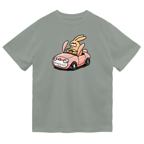 うさぎカーを運転するうさぎ ドライTシャツ