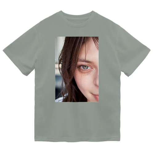 青い瞳の女性 Dry T-Shirt