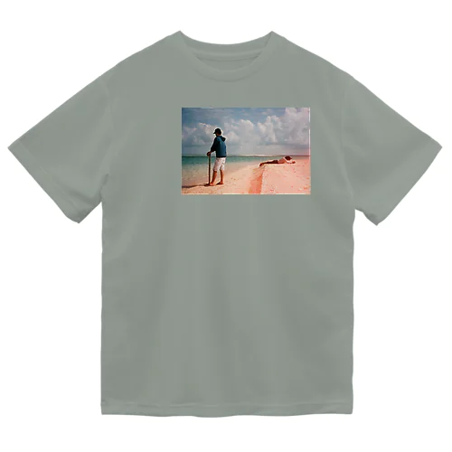 海に向かって立つ人、海を背にして寝そべる人 ドライTシャツ