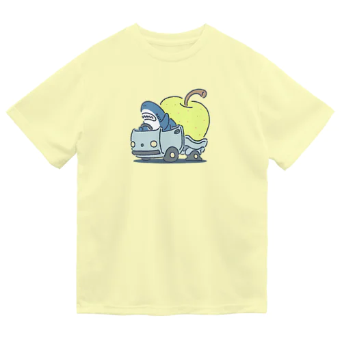 巨大梨を収穫したサメ ドライTシャツ