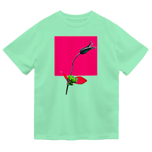 ヤドクガエルと花 Dry T-Shirt