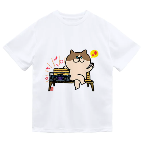 ベンチでラジカセ。 ドライTシャツ