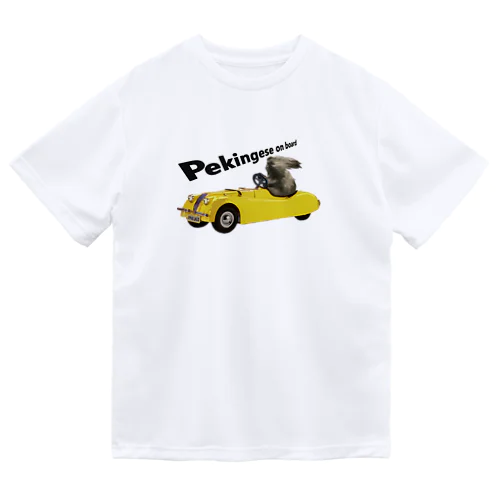 レーシングカーに乗ったペキニーズ　フォーン ドライTシャツ