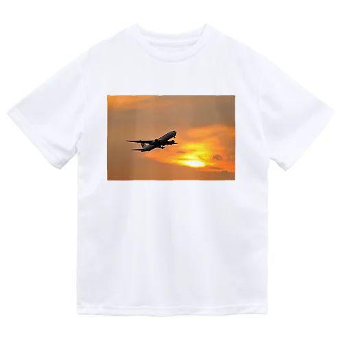 夕暮れの羽田国際空港 ドライTシャツ