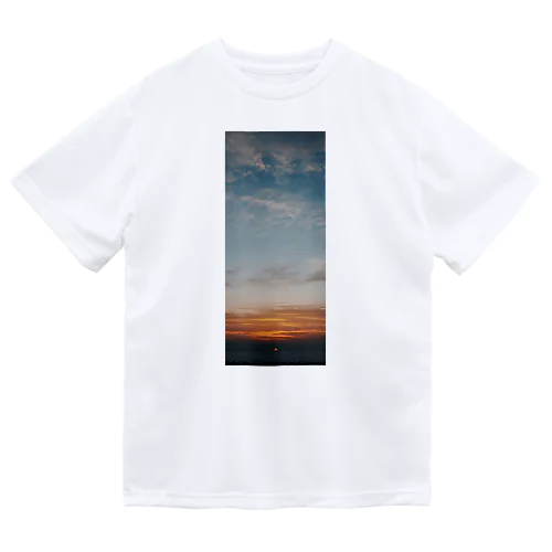 CinemaScope掛軸_002_空と雲と海に沈む太陽 ドライTシャツ