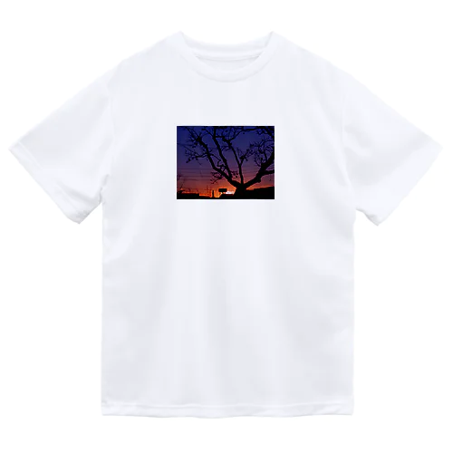 夕焼けと柿の木のトワイライト Dry T-Shirt