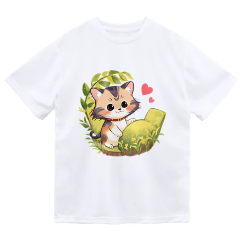 お庭で遊んでいるかわいい子猫 Dry T-Shirt