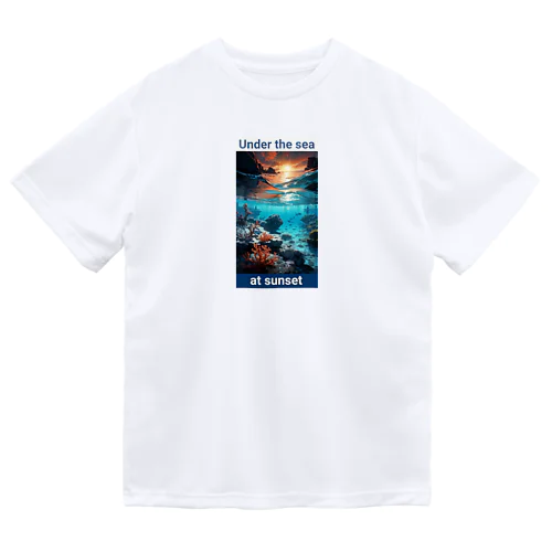 夕暮れの海の底！Under the SEA at sunset ドライTシャツ