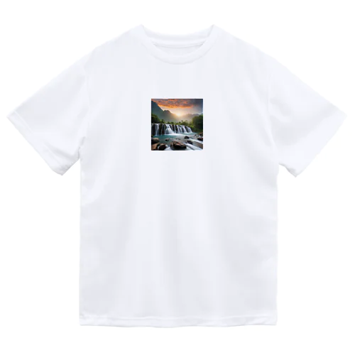 夜明けの滝と山々の美しい自然風景 Dry T-Shirt