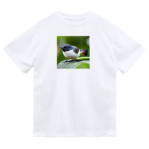 どこかを見つめている小鳥 Dry T-Shirt