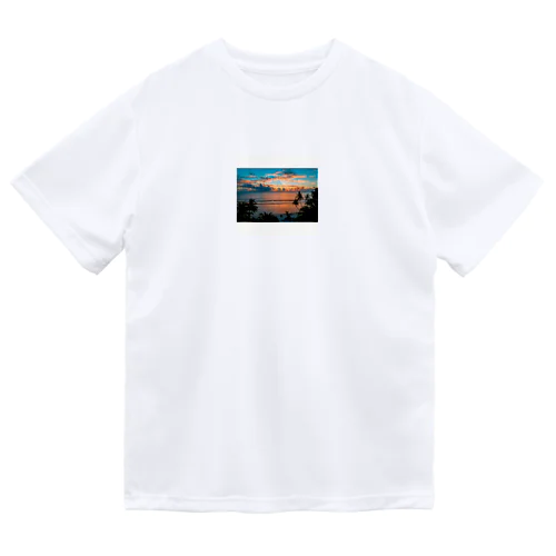 海と夕陽のコントラスト Dry T-Shirt