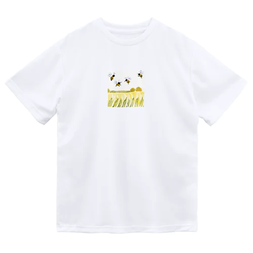 野山を飛び回るビーちゃんたち Dry T-Shirt