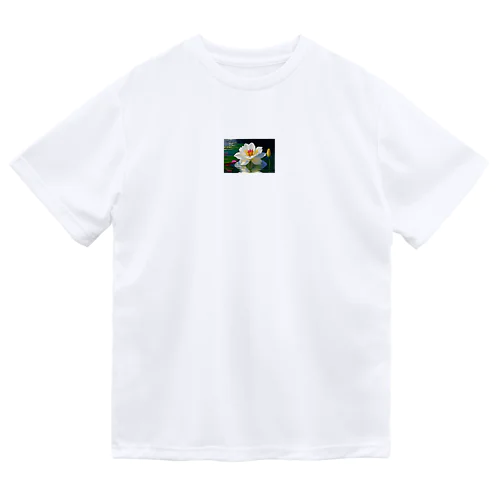 水辺に咲く純白の花 Dry T-Shirt