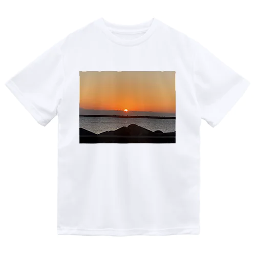海に輝く朝日 ドライTシャツ