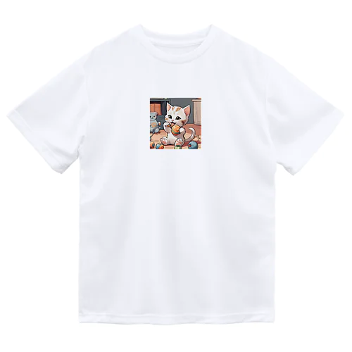 おもちゃで遊ぶ子猫のイラストグッズ ドライTシャツ