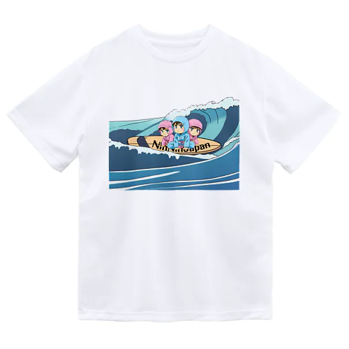 愛くるしい子供忍者達がサーフボードで海に！？ ドライTシャツ